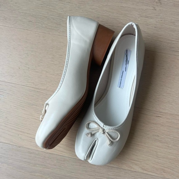 White tabi shoes with block kitten heels - Picture 2 of 4